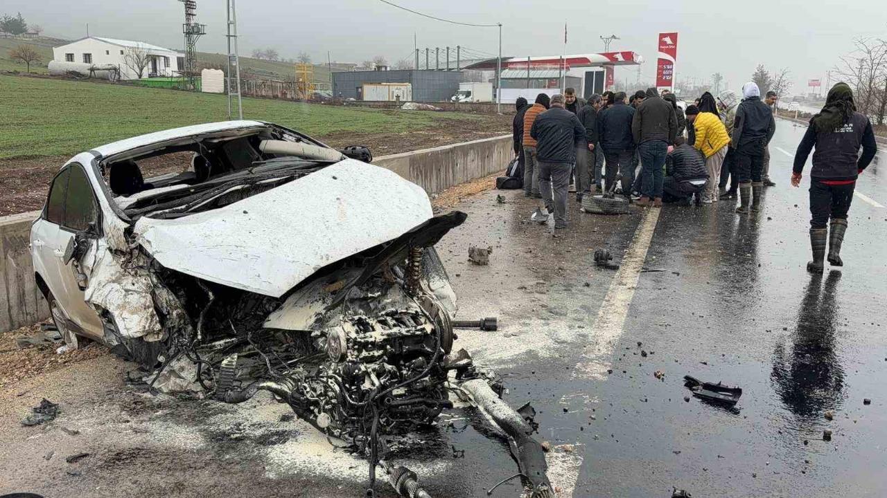 Otomobil Yoldan Çıktı:2 Yaralı
