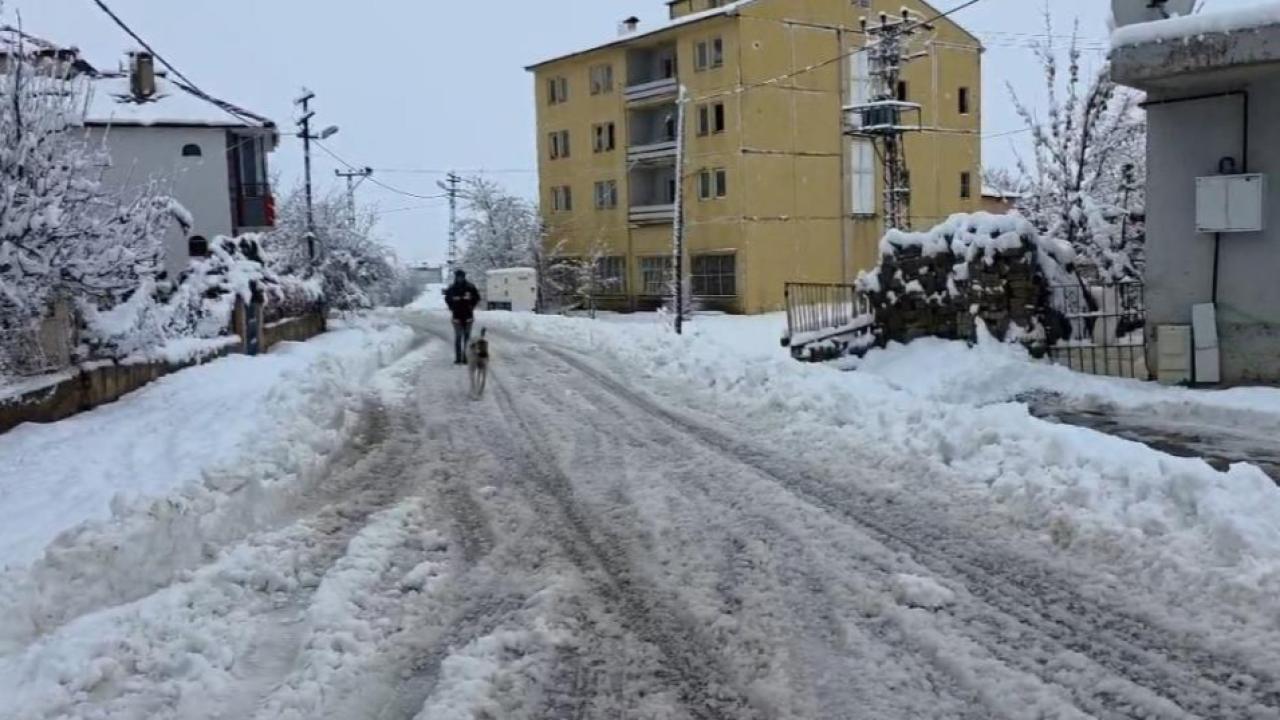 Tufanbeyli’de Yollar Kapandı, Okullar Tatil Edildi