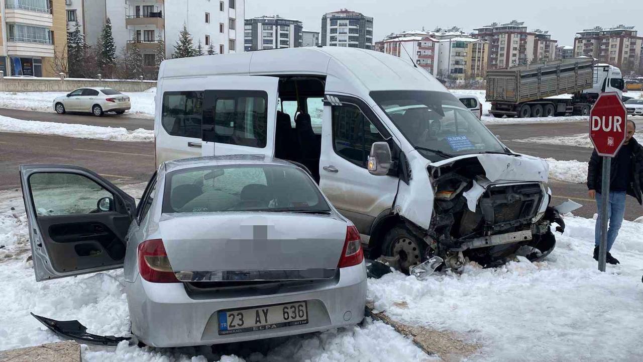 Yolcu Minibüsü Otomobille Çarpıştı:4 Yaralı