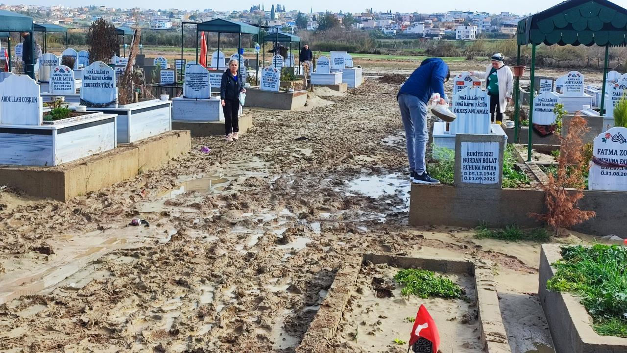 Buruk Mezarlığı'nda Sel:Mezarlıklar Sular Altında Kaldı