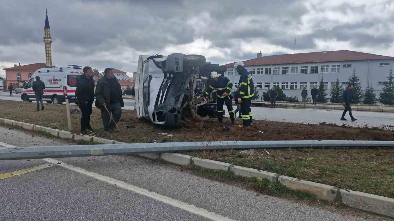Kamyonet Devrildi:3 Yaralı