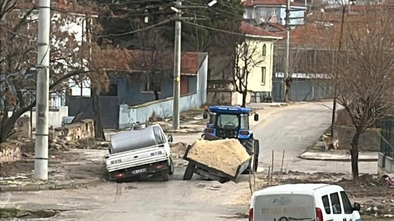 Yol Çöktü:2 Araç Battı