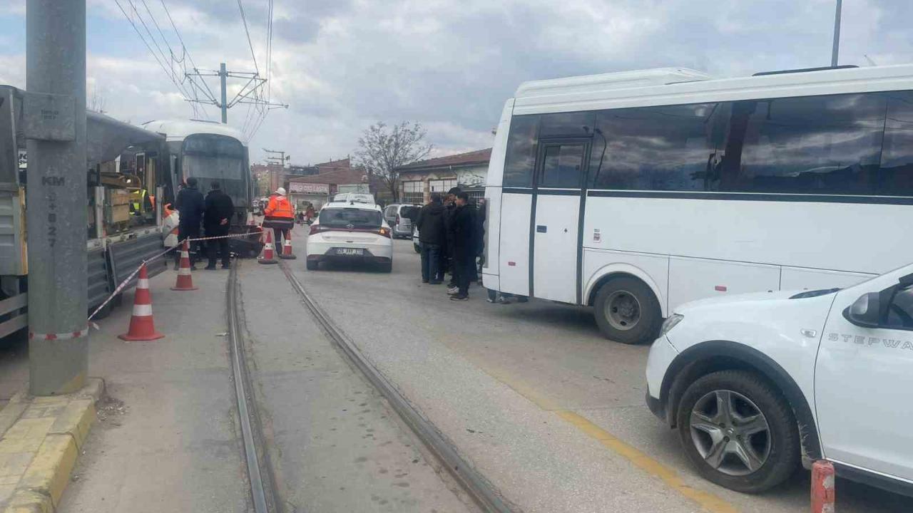 Minibüsle Çarpıştı, Raydan Çıktı