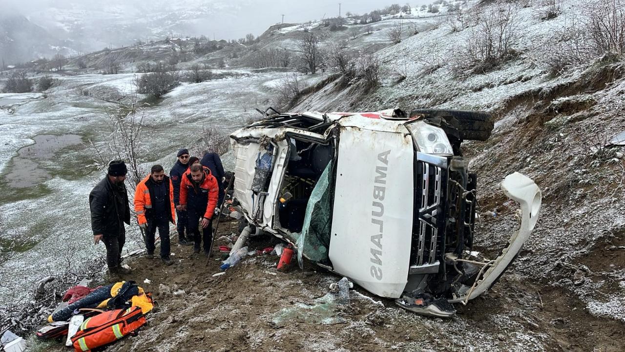Ambulans Uçuruma Yuvarlandı:1 Ölü,4 Yaralı