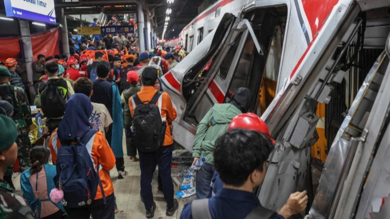 Endonezya'da tren kazası: 14 ölü, 84 yaralı