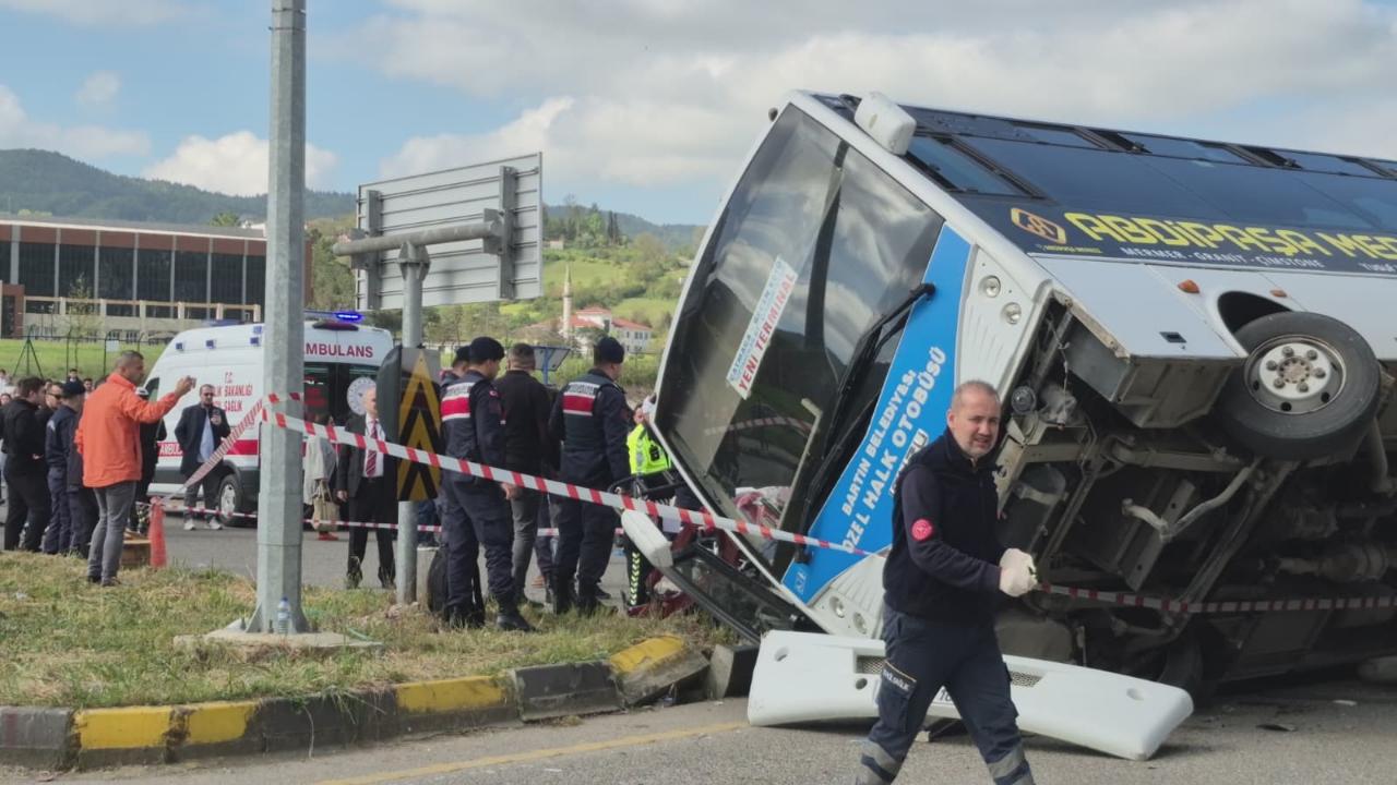 Feci Kaza:Öğrencileri Taşıyan Otobüs Otomobile Çarptı