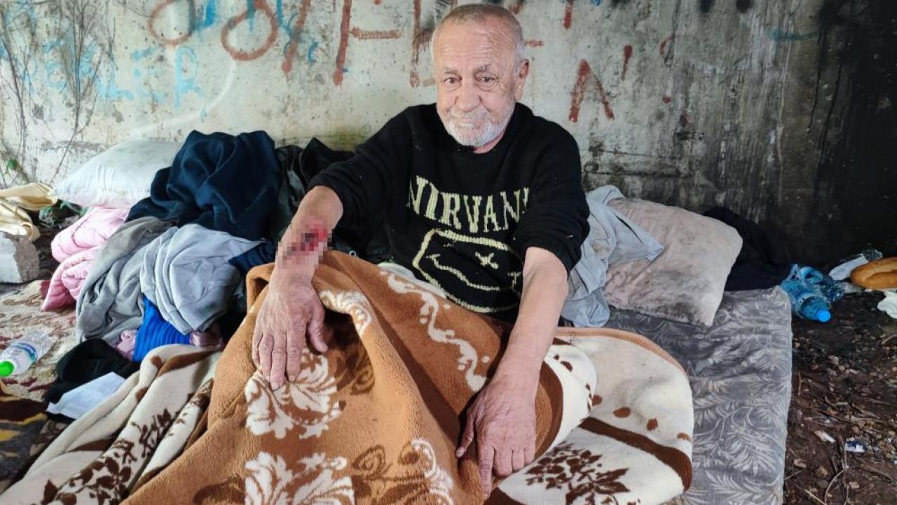 Adana’da Dram:Evden Çıkarılan Yaşlı Adam Sokakta Yaşam Mücadelesi Veriyor