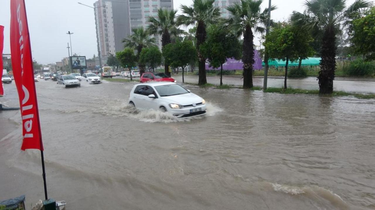 Adana’yı Sağanak Yağış Vurdu, Yollar Göle Döndü