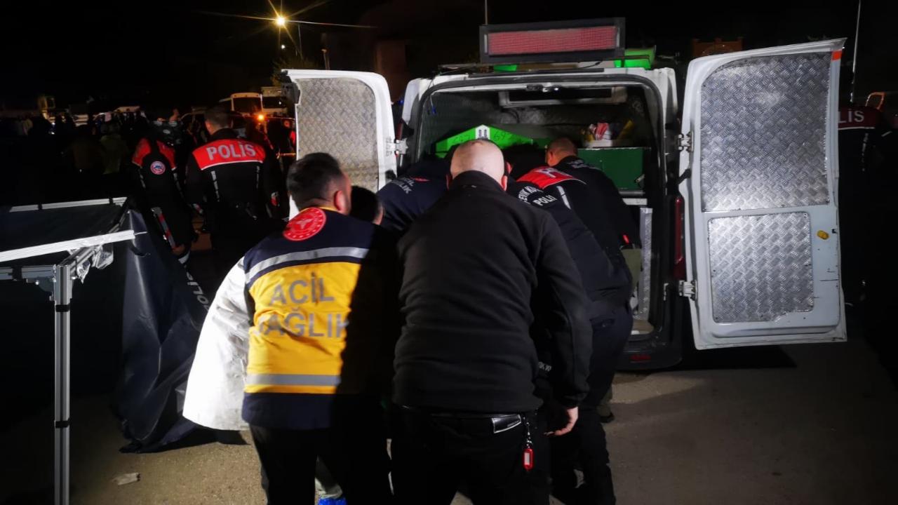 Cami Önünde Silahla Vurulmuş Halde Ölü Bulundu