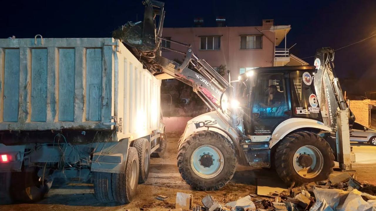 Ceyhan Belediyesi'nden Gece Mesaisi