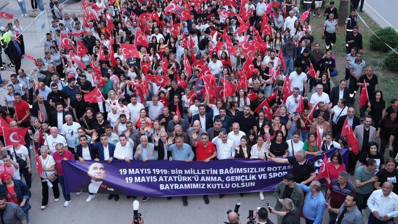 Çukurova'da ''19 Mayıs'' Coşkusu Meydanlara Sığmadı