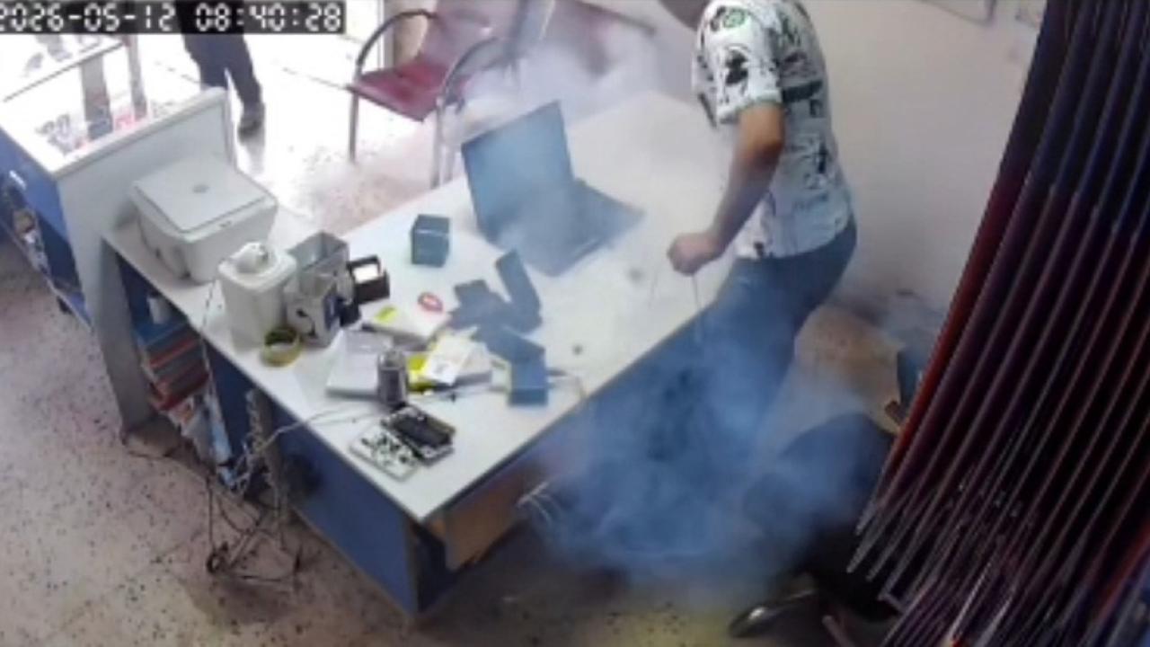 İş Yerinde Facia:Cep Telefonu Bataryası Bomba Gibi Patladı