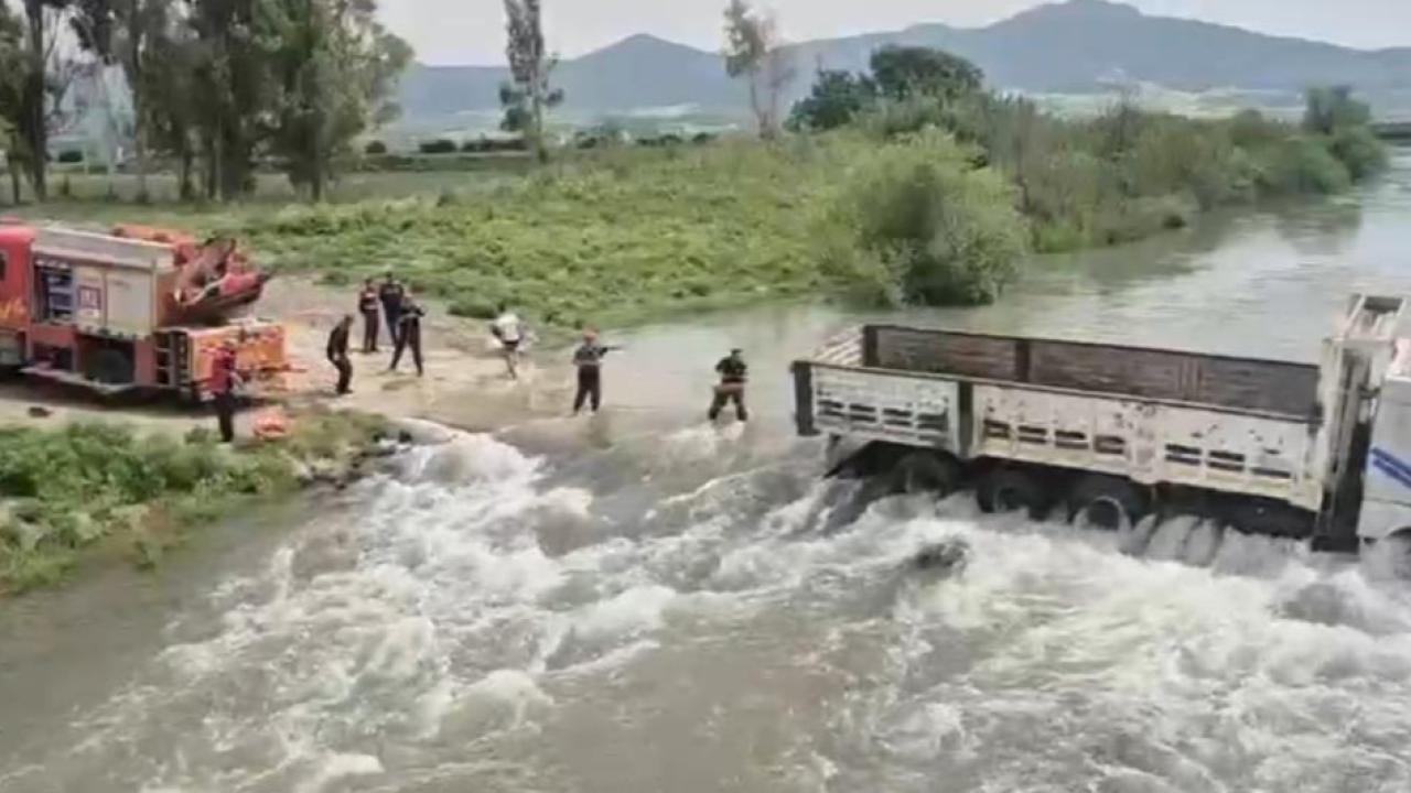 Karaçay Nehri'nde mahsur kalan kamyondaki 2 kişi kurtarıldı