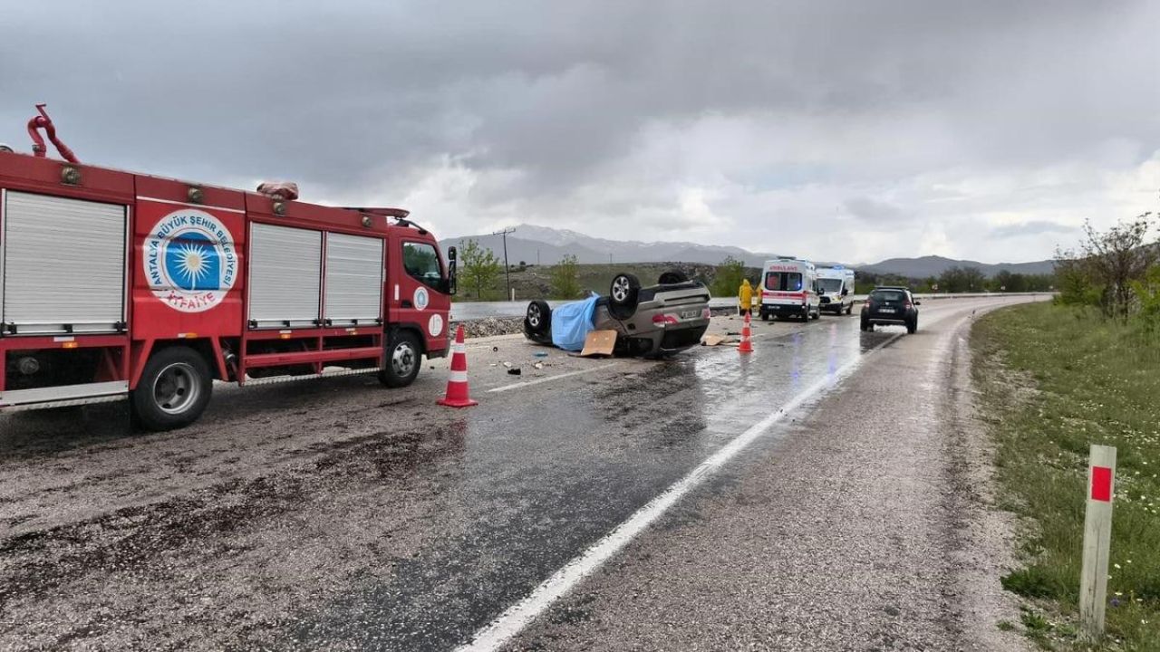 Lüks Otomobil Kontrolden Çıkıp Takla Attı:2 Ölü