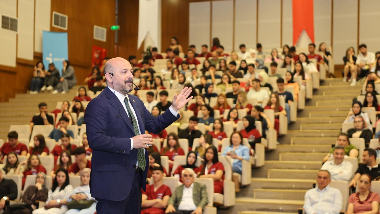 Nacar, Sağlık Kariyer Fuarında Gençlere Konuştu