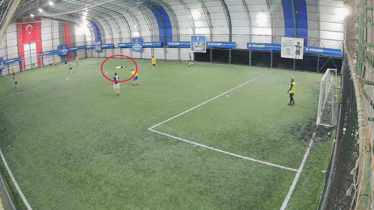 Ölüm Halı Sahada Futbol Oynarken Yakaladı