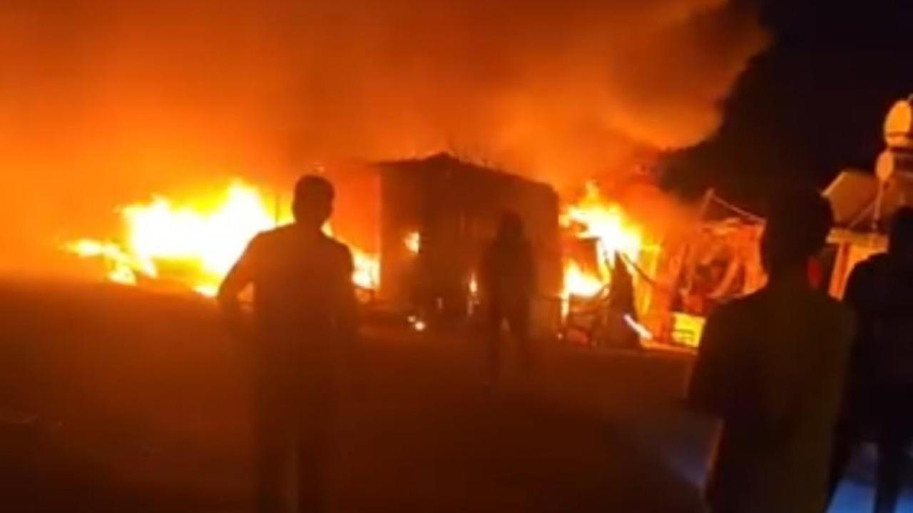 Yangın paniği:3 konteyner ile 4 çadır kül oldu