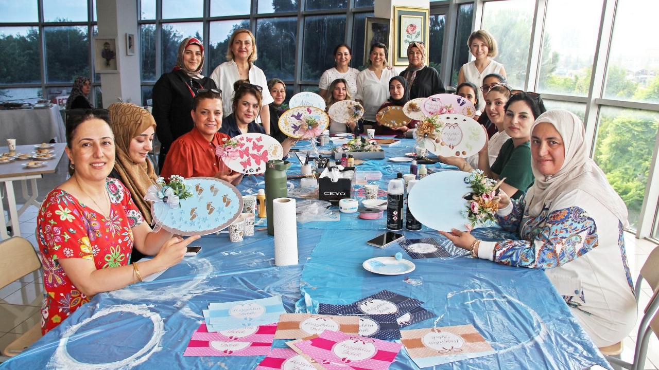 Adana'da Anne Adayları ve Ebeler Sanat Atölyesinde Buluştu