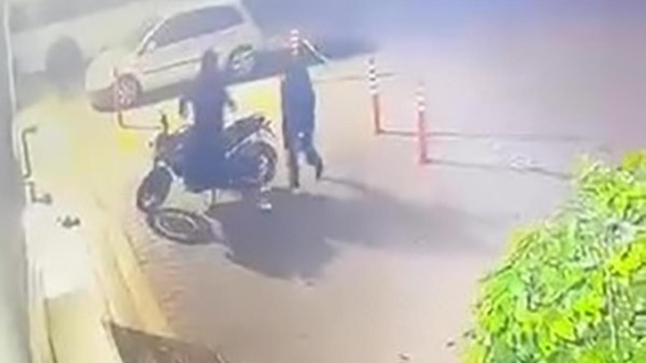 Adana'da Film Gibi Kovalamaca:Hırsızlar Motosikleti Bırakıp Kaçtı