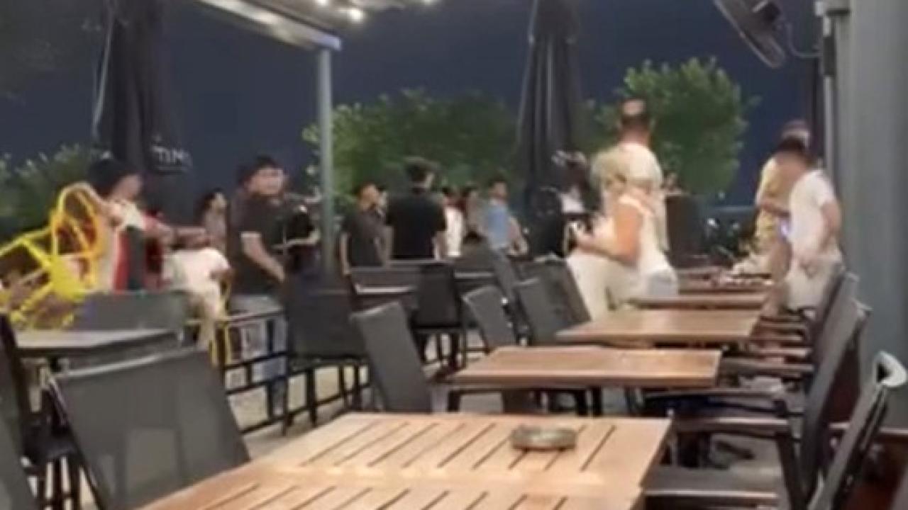 AVM'de Sandalyeler Havada Uçuştu!