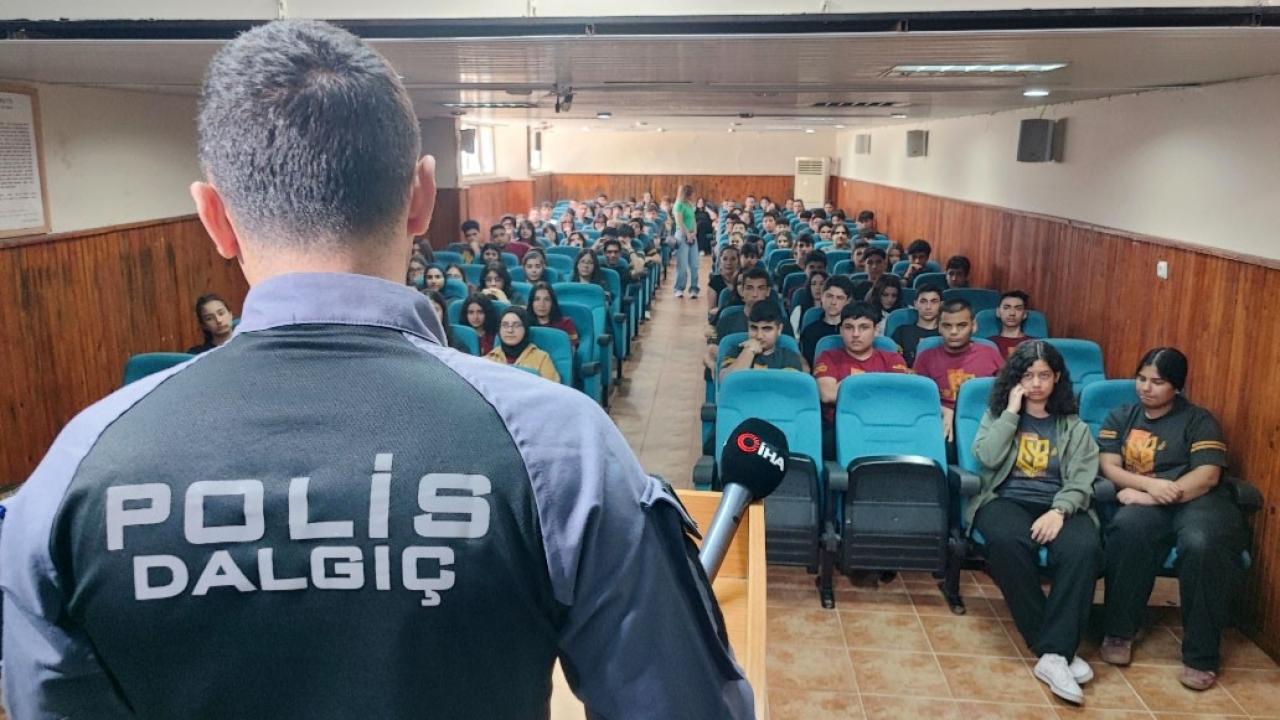 Dalgıç Polisler Öğrencileri Boğulma Riskine Karşı Bilinçlendiriyor