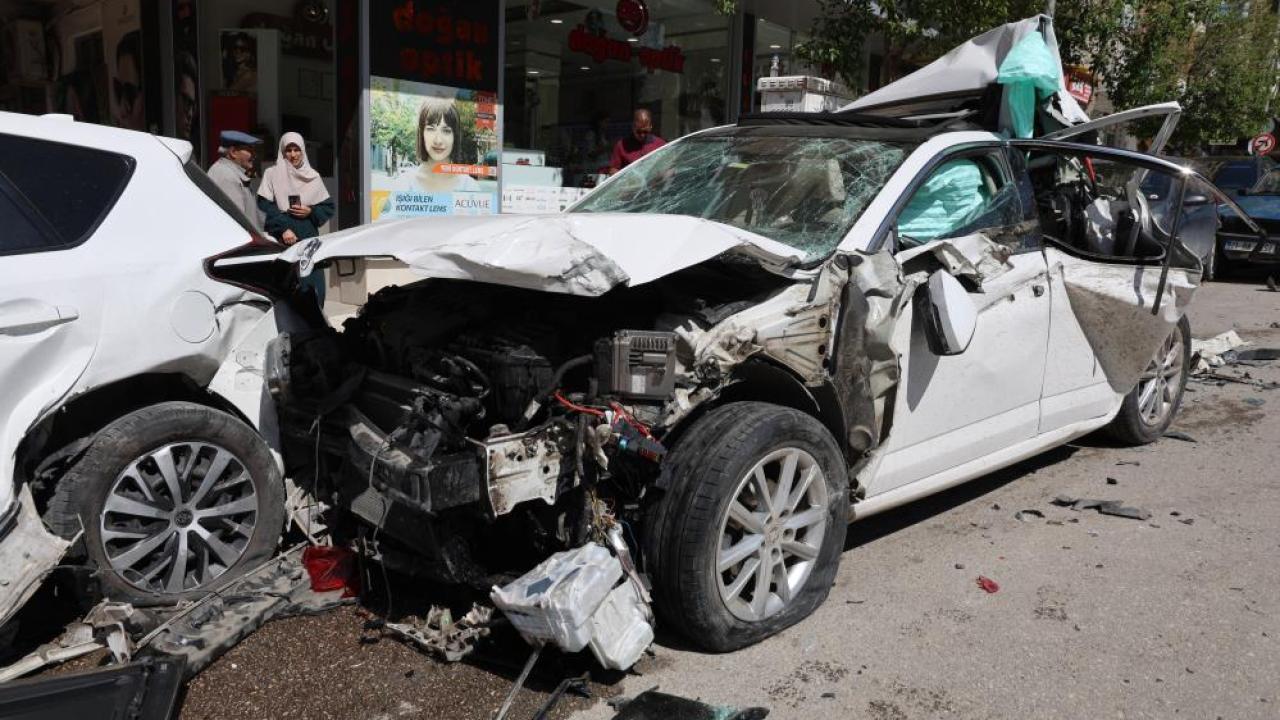 Freni Patlayan Kamyon Dehşet Saçtı