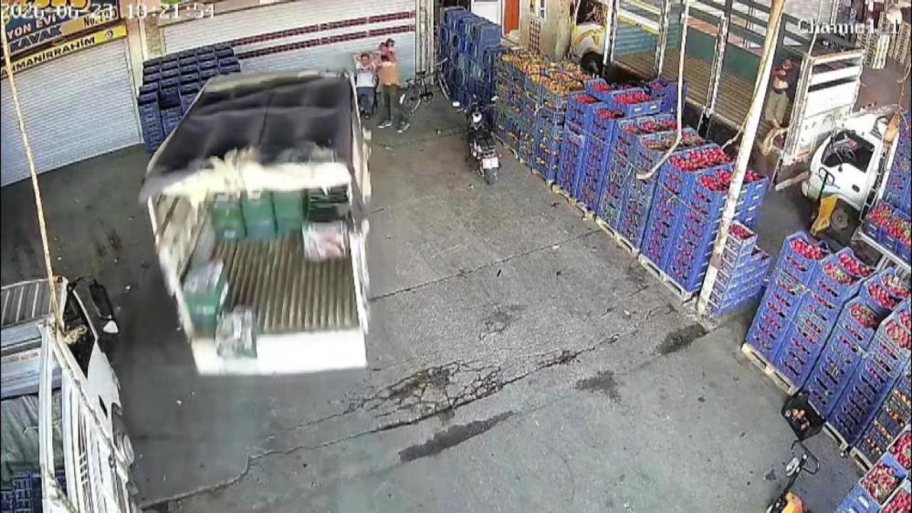 Kontrolden Çıktı, İş Yeri Önünde Oturan Kişiye Çarptı