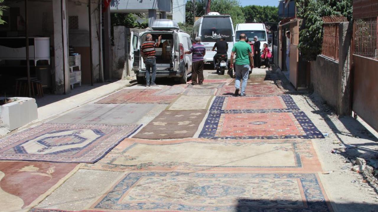 Mahallelinin Toz İsyanı:Yapılmayan Yola Halı Serdiler