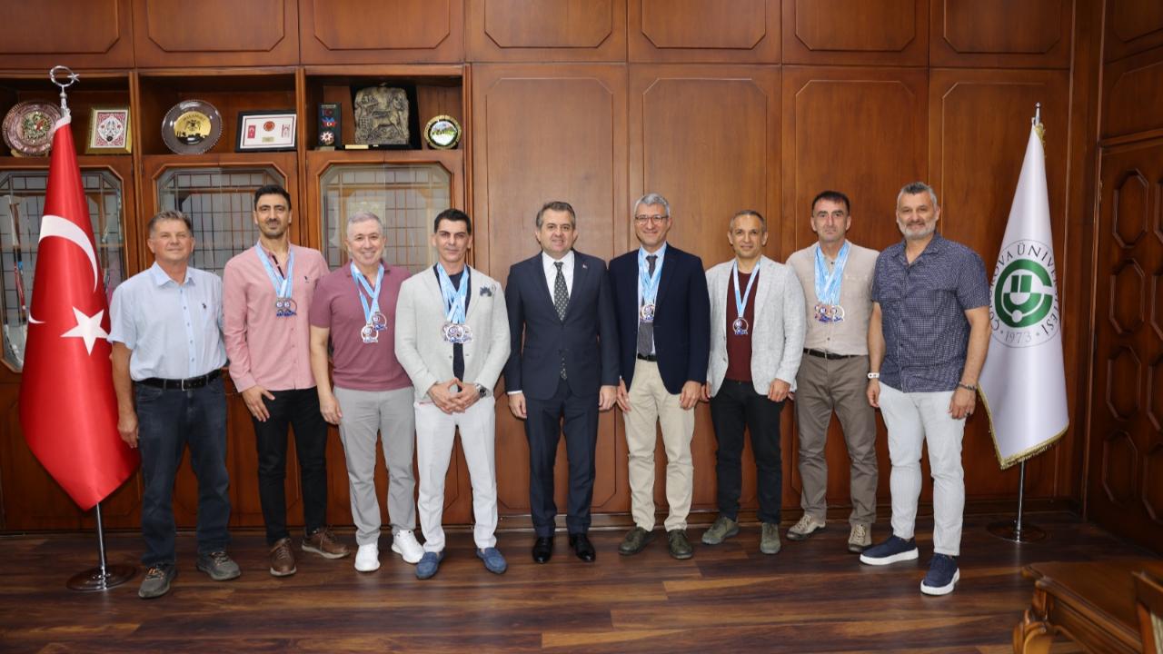 Masterlar Yüzme Şampiyonası’nda Madalya Kazanan Akademisyenl