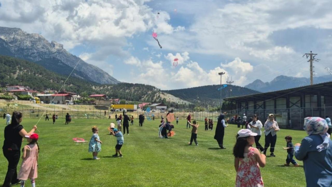 Öğrenciler Uçurtma Şenliğinde Gökyüzünü Renklendirdi