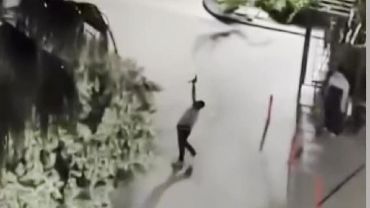 Otomatik Tabancayla Komşusunun Evine Kurşun Yağdırdı!