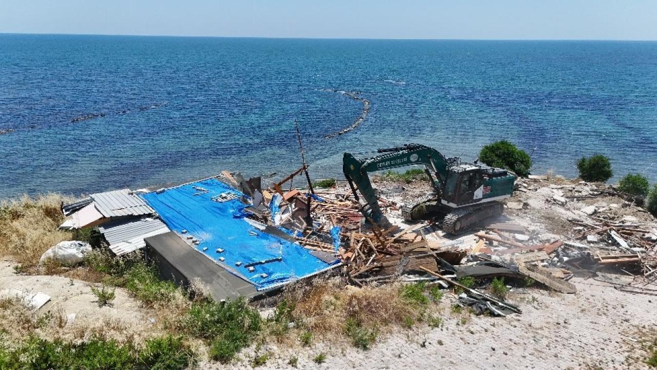 Sahildeki Kaçak Yapılar Yıkılıyor