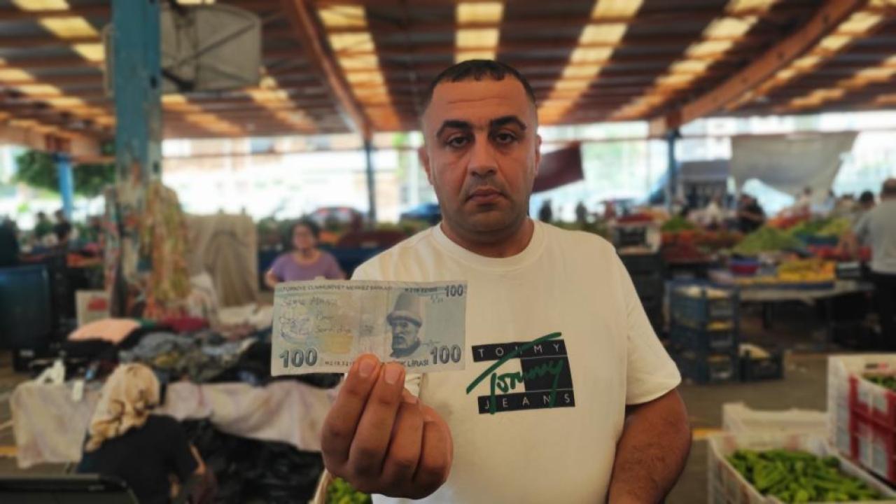 Semt Pazarında İlginç Olay:Aşk Mesajlı Para Dağıttı