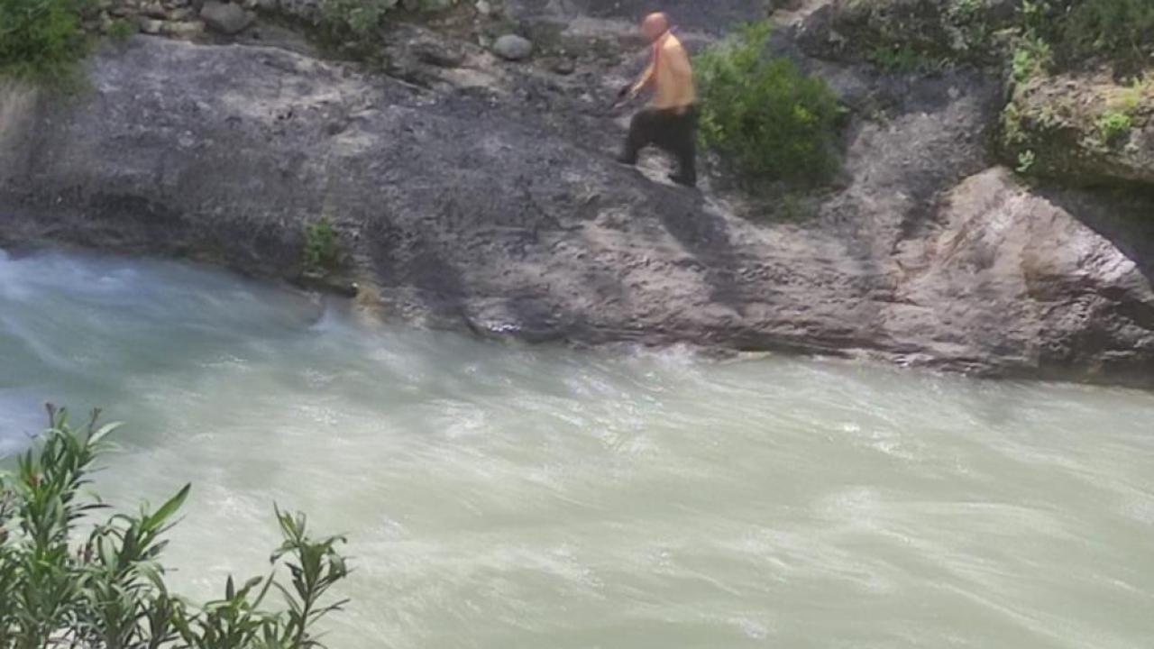 Serinlemek İçin Girdi, Akıntıya Kapıldı