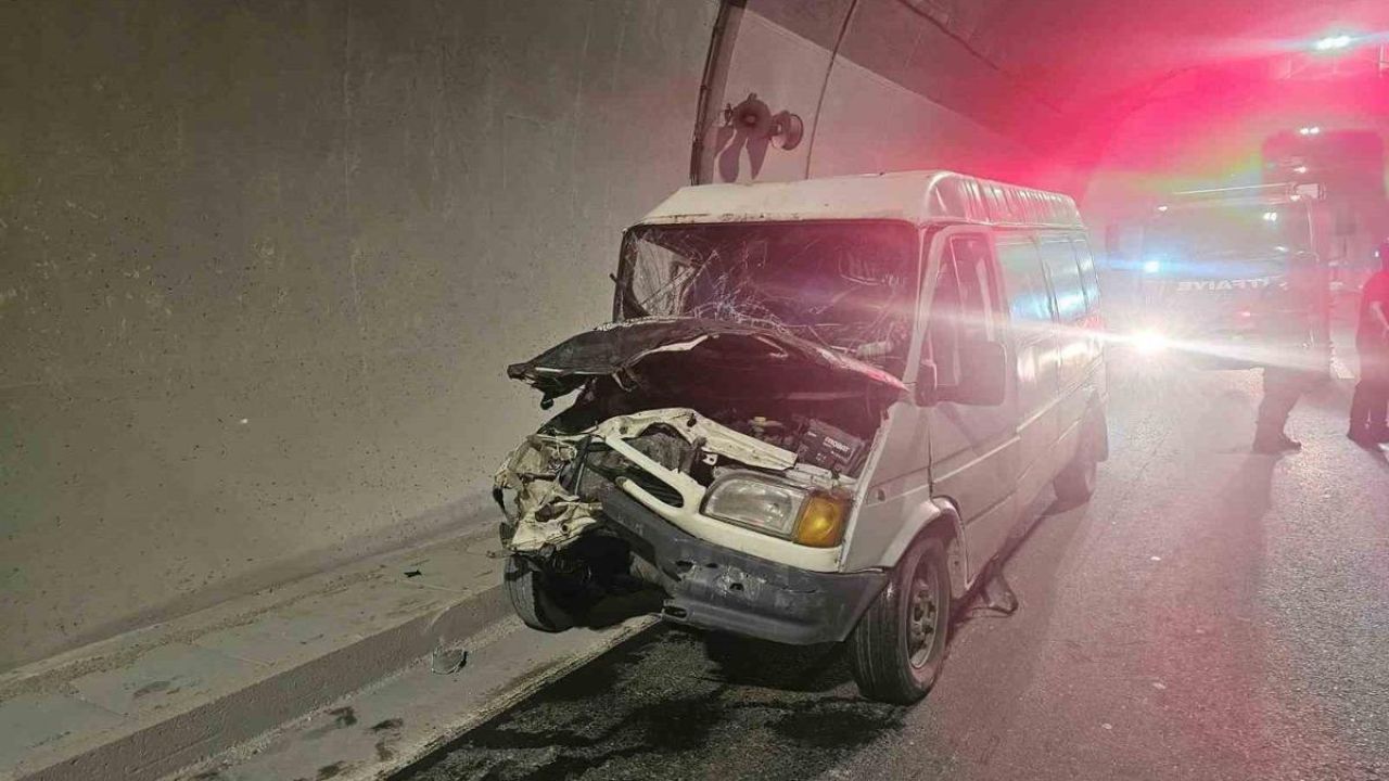 Tünel İçinde Trafik Kazası:1’i Ağır 3 Yaralı
