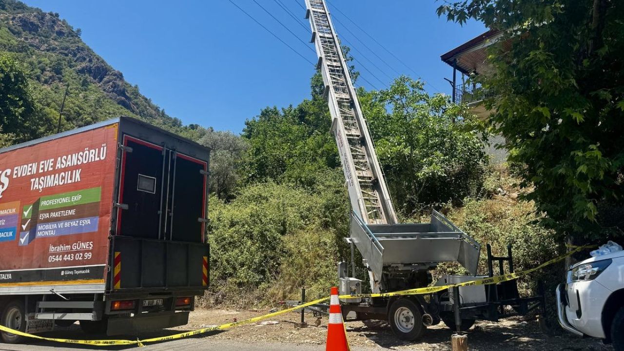 Yük Asansörü Elektrik Tellerine Temas Etti:2 Ölü