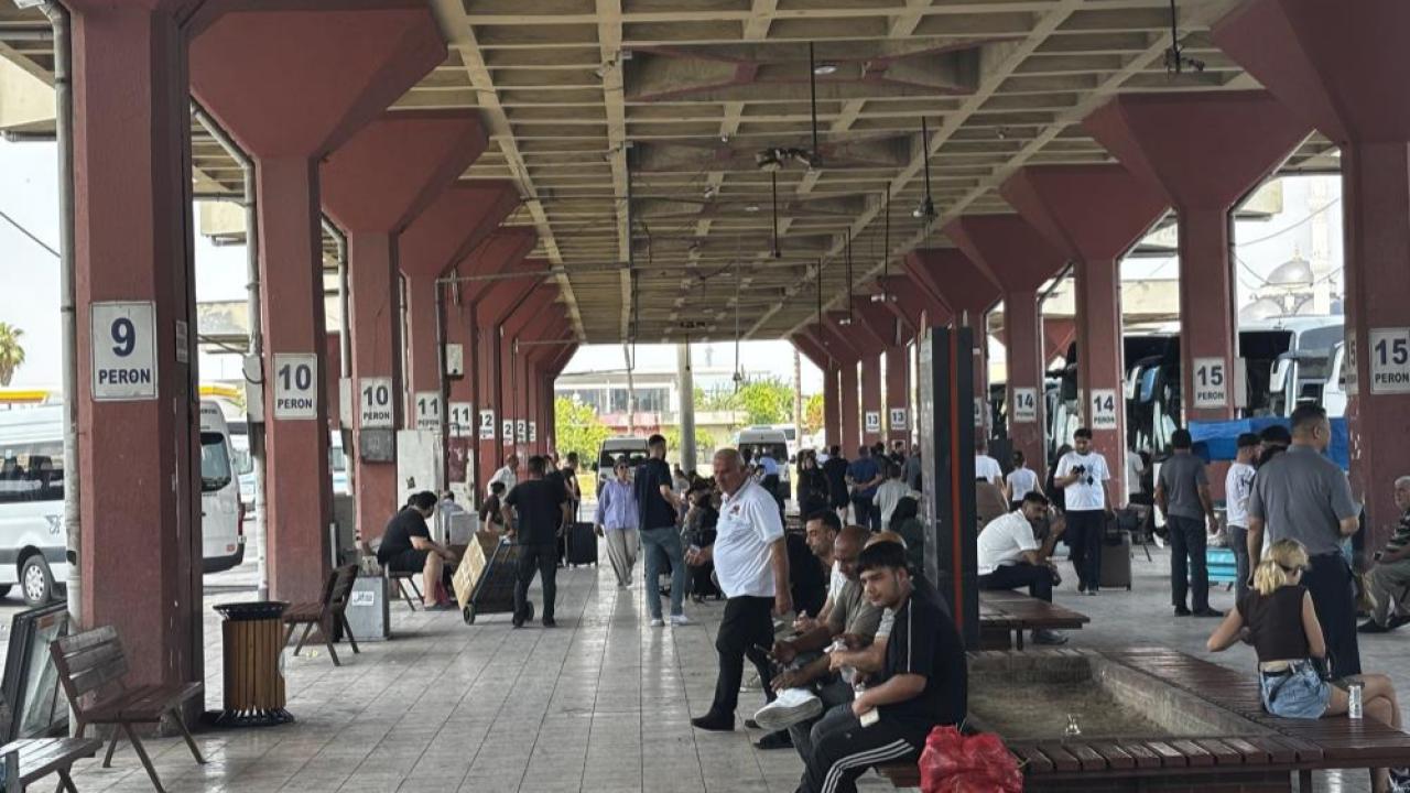 Adana Otogarı'nda Yaz Çilesi:Yolcular Serin Yer Bulamıyor