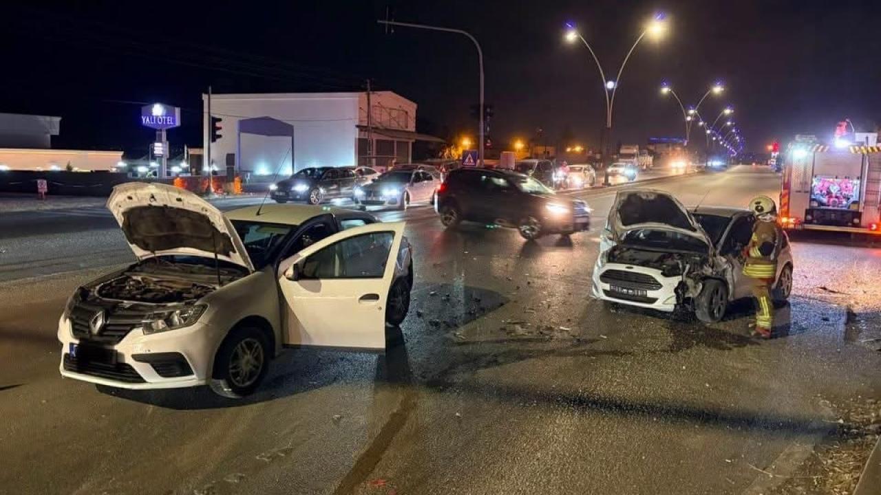 Arsuz’da Trafik Kazası: Kavşakta Çarpışan 2 Otomobilde 2 Yaralı