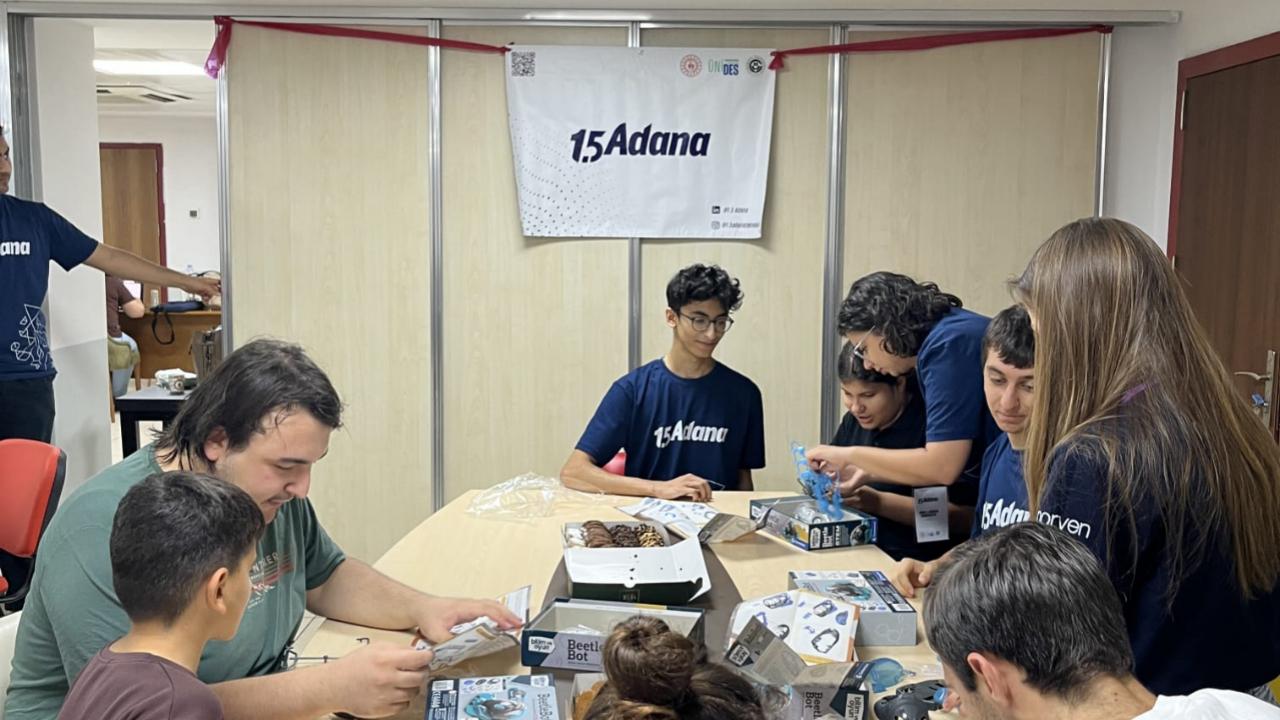 ÇÜ Öğrencilerinden Hastanede Tedavi Gören Çocuklara Teknoloji Atölyesi
