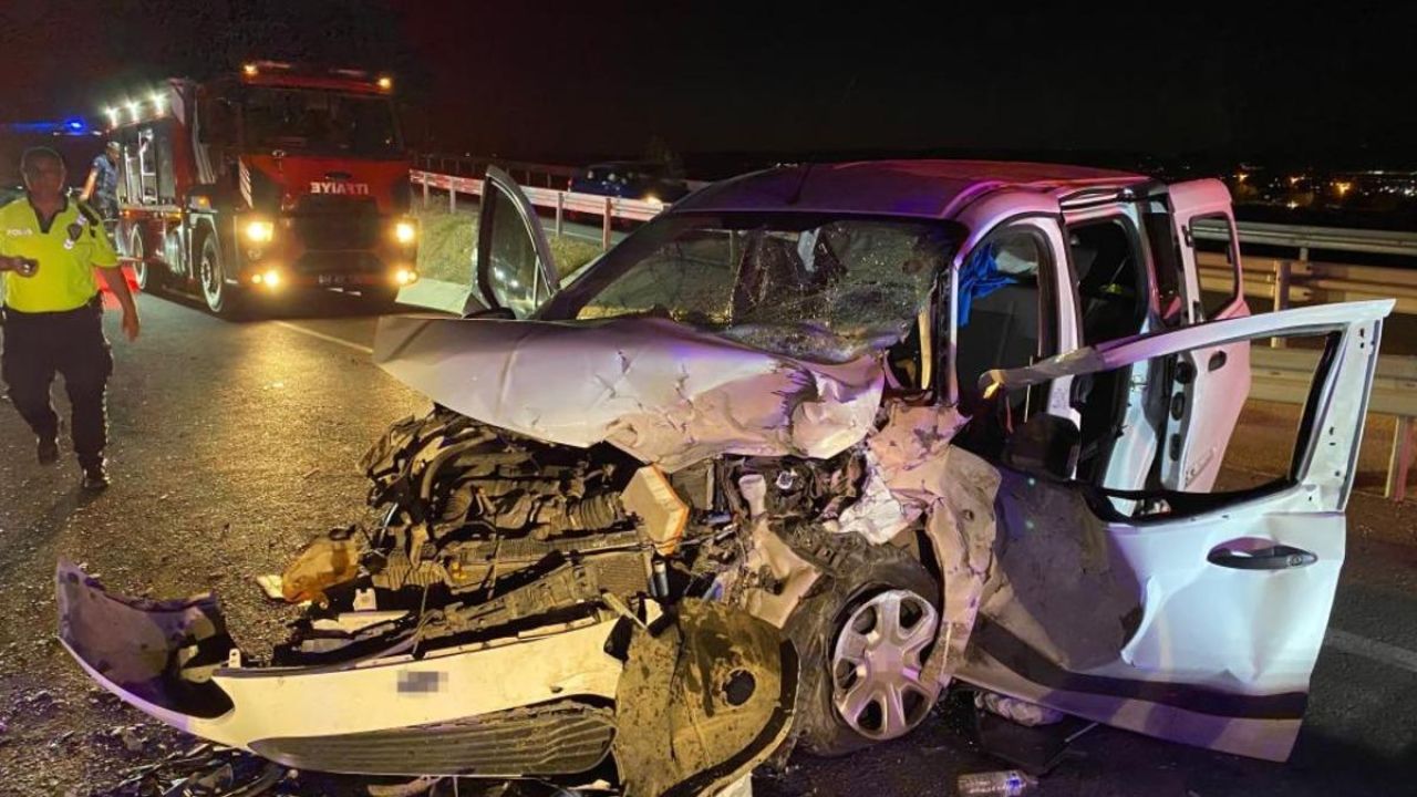 Hafif Ticari Araç Otomobille Çarpıştı:5 Yaralı