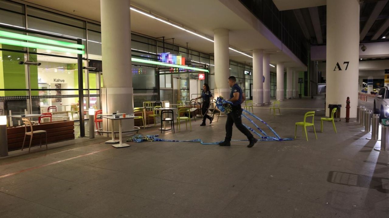 Havalimanında Polise Bıçaklı Saldırı:4 Yaralı
