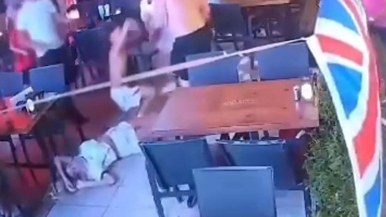 İngiliz Çift Restoranda Birbirine Girdi