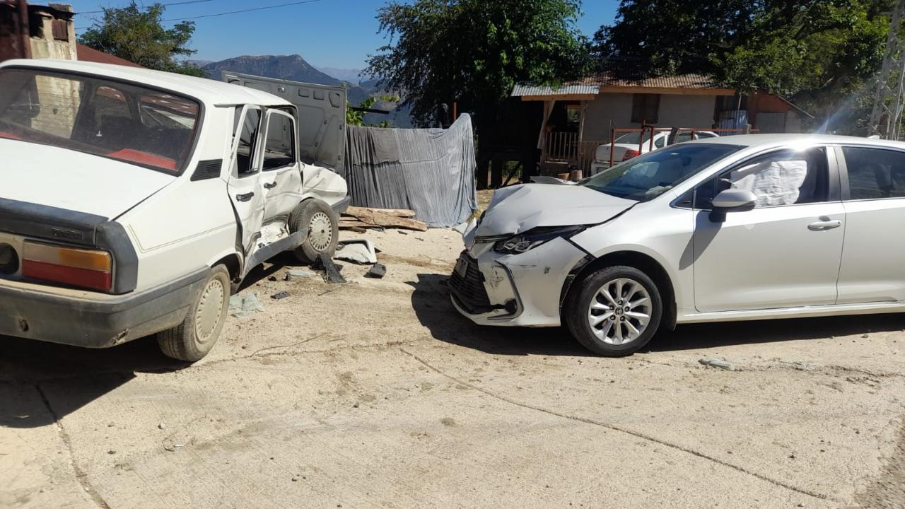 Otomobiller Çarpıştı:2 Yaralı