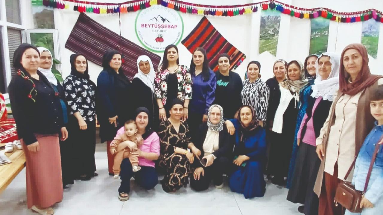 Özlem Pekduraner'den Adana Beytüşşebaplılar Derneği'nde Aile İçi İletişimi Güçlendiren Eğitim