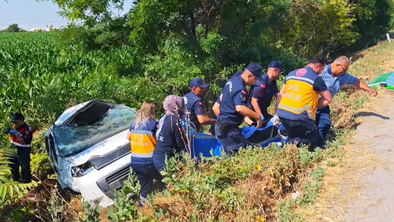Şarampole Takla Atan Araçta 3 Ölü