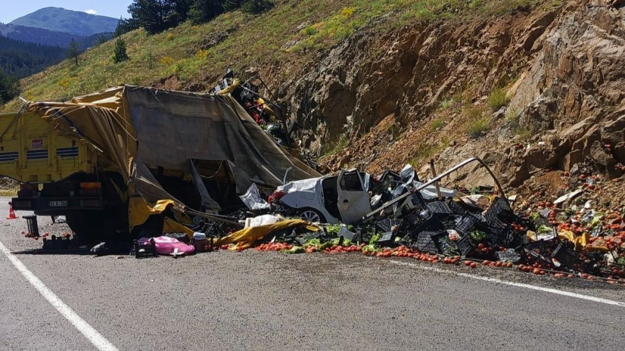 Torul'da Kamyonun Otomobile Arkadan Çarptığı Kazada 4 Kişi Yaralandı