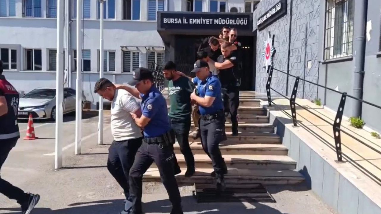 Yaşlı Çifti 'Polisiz' Diyerek 100 Milyon Lira Dolandırdılar!