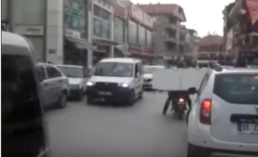 Motosikletle buzdolabı taşıdı