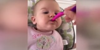 Annesinin elinden mama yiyen bebeğin mutluluğu