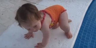 Havuza girmeye çalışan küçük bebek
